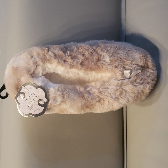Soft Fuzzy lined light beige Babba Slippers Ladies shoe size 7-9 1/2 NWT - Picture 1 of 4